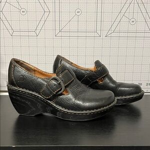 Born Buckle Clogs Black Leather Stitched Size 7 / 38 Wedge Block Heel Wood Style
